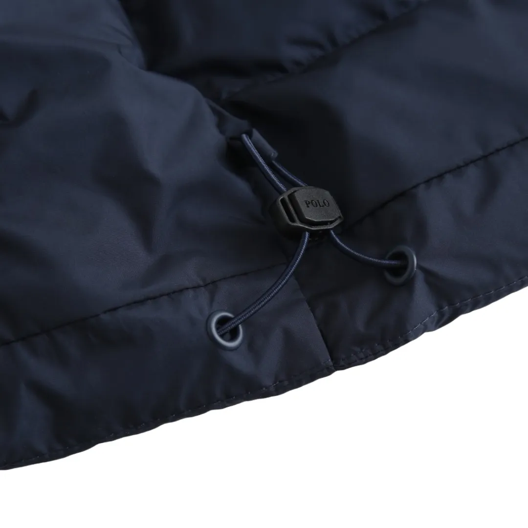 P900 Ralph Lauren Pony Embroidered Stand Collar Lightweight Down Jacket (Navy Blue) The fabric is made of nylon fabric with good windproof and waterproof properties, which can effectively block the intrusion of wind and rain from the outside and keep the inside dry. It is suitable for wearing in humid or rainy environments. The high-quality filling is made of 90 white duck down with a weight of 260g, ensuring excellent thermal insulation performance. After strict screening and processing, the velvet is not easy to get drilled, ensuring durability. The red label on the chest is made with an imported MECLO embroidery machine. The original pattern is scanned first, and then high-quality silk thread is used to make a pattern. The density effect is adjusted by continuous pattern making. The details are processed and the exquisite zipper design is simple and elegant, easy to operate. The closing design of the cuffs and hem effectively prevents the intrusion of cold wind and improves the warmth and comfort of wearing. Size:S-M-L-XL